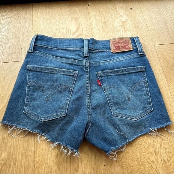 Levi’s distressed high waisted  stretch short - 24 - Picture 9 of 15